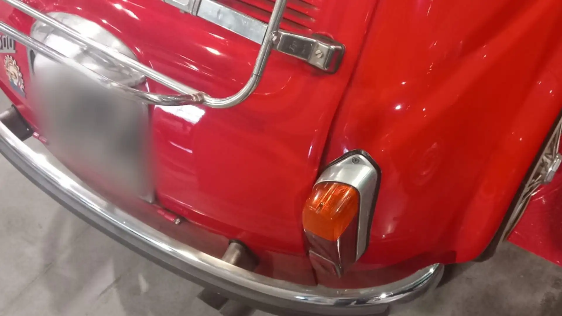In foto un particolare del posteriore dell'auto