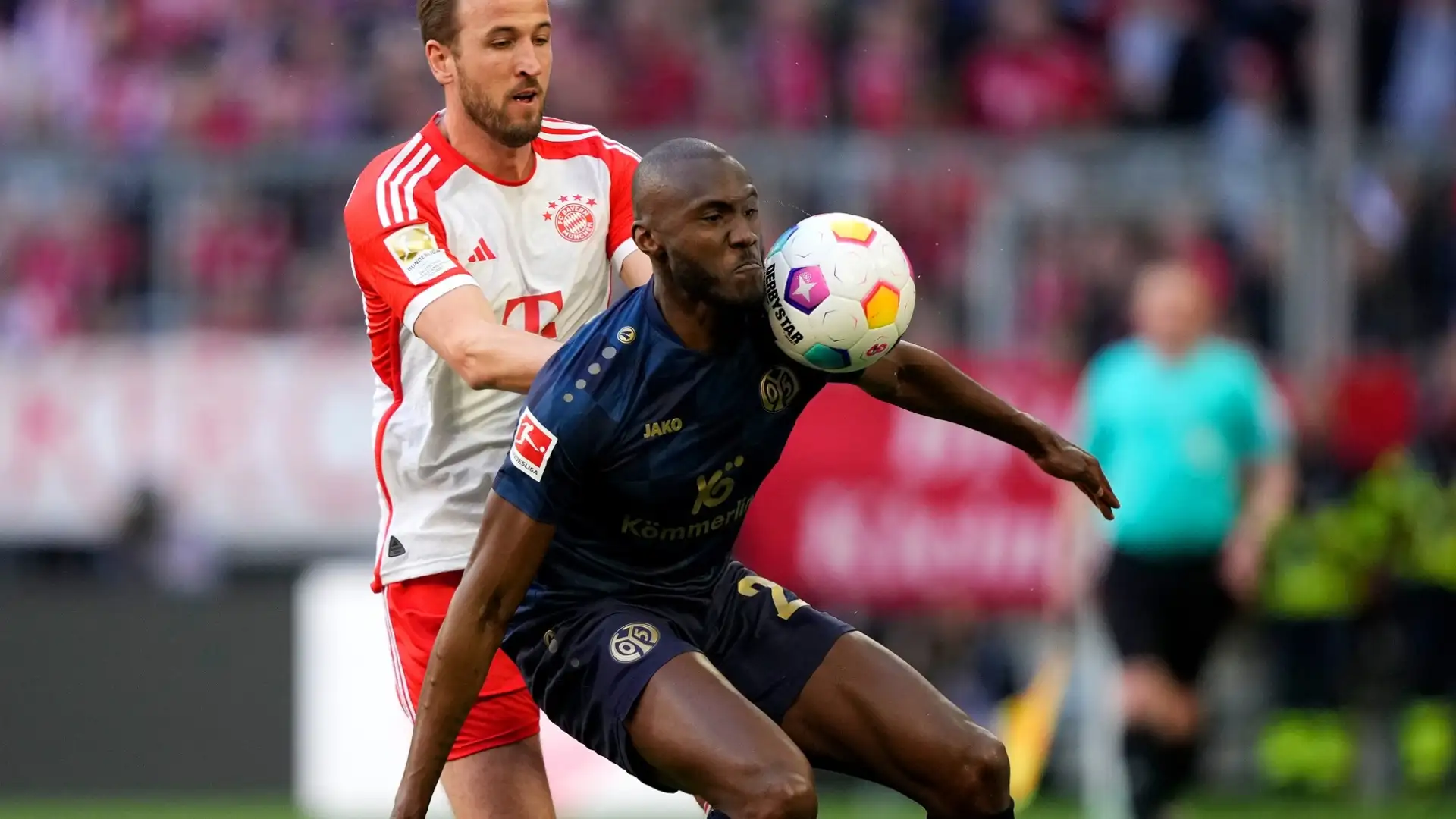Dopo uno scontro di gioco, il giocatore del Mainz 05 Guilavogui è stramazzato al suolo privo di sensi