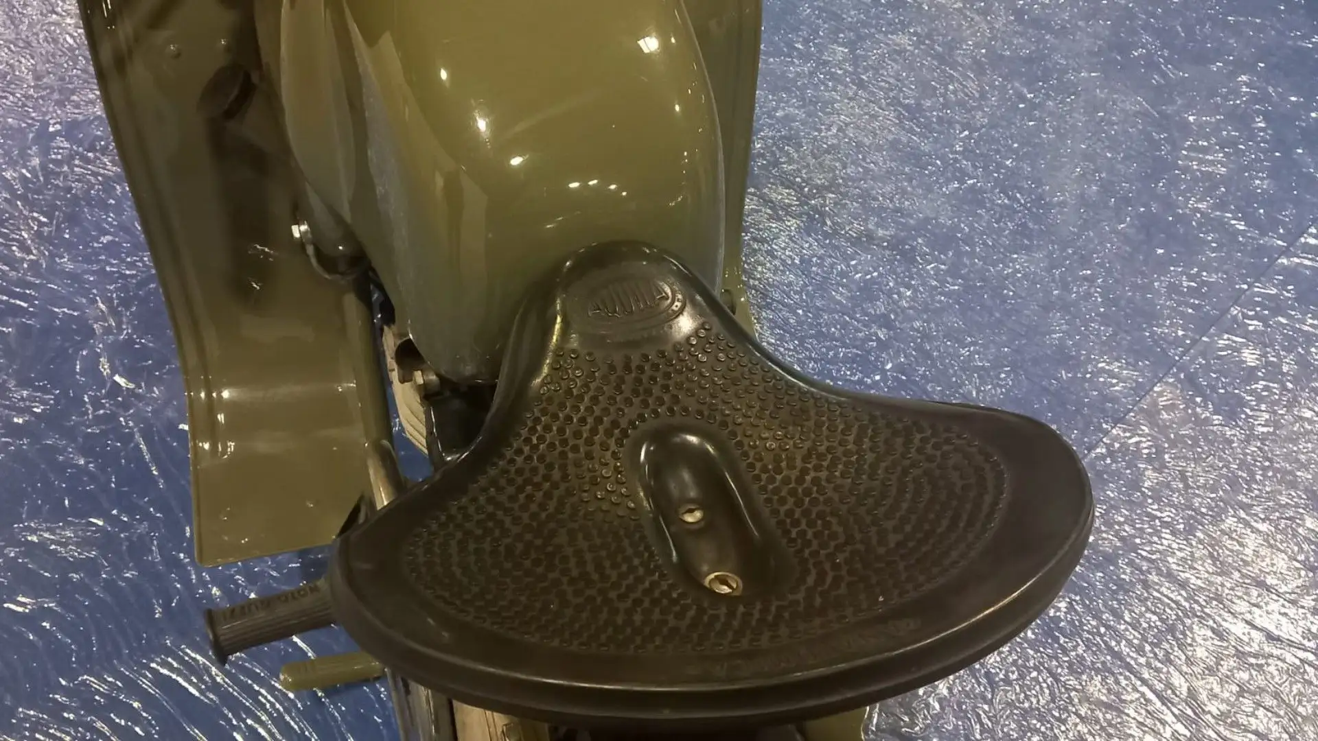 La moto pesa 215 chilogrammi
