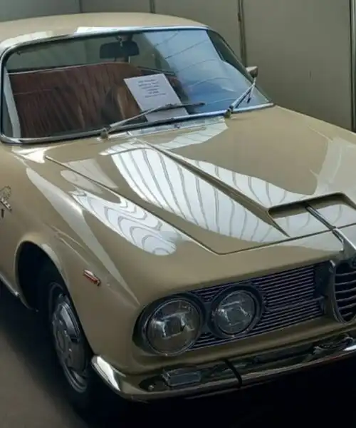 Ha 60 anni questa Alfa Romeo 2600 Sprint: le foto di un bolide a quattro ruote