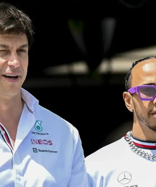 Mercedes, Wolff punge Lewis Hamilton. Le foto