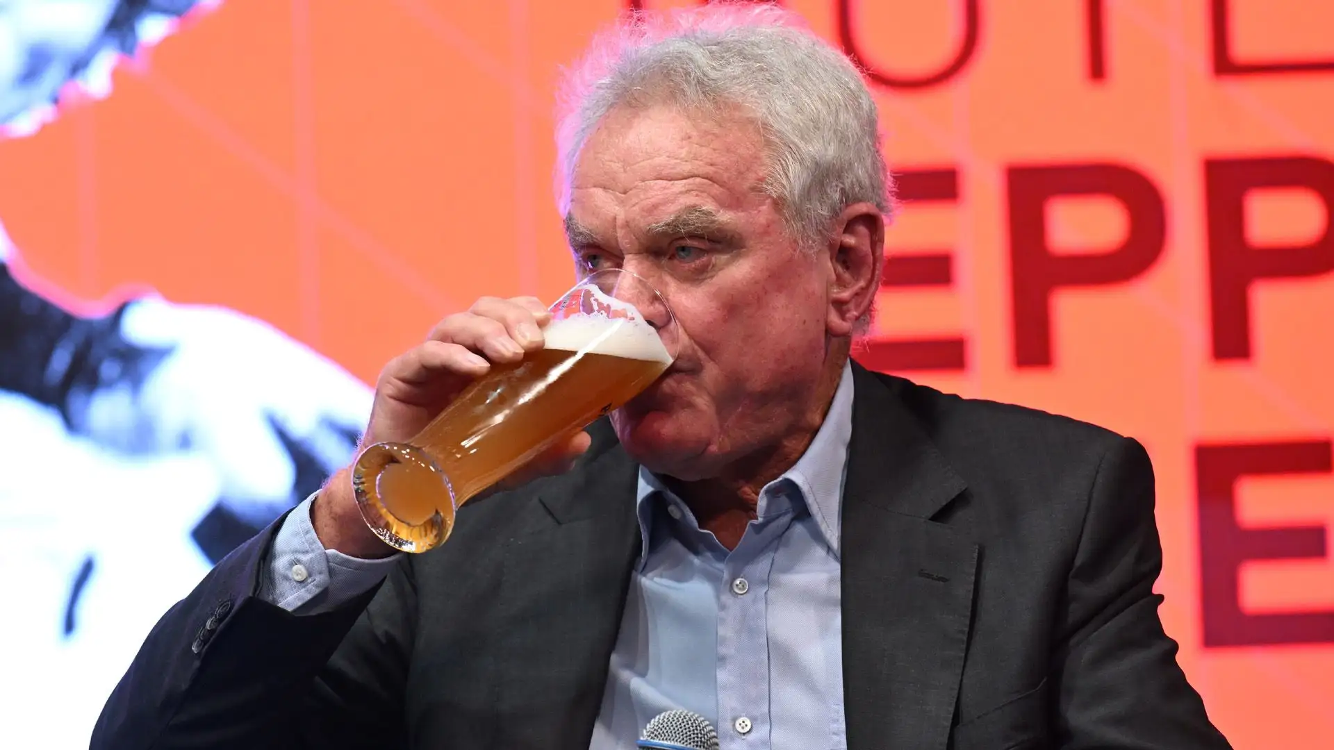 Ha brindato allegramente con una buona birra