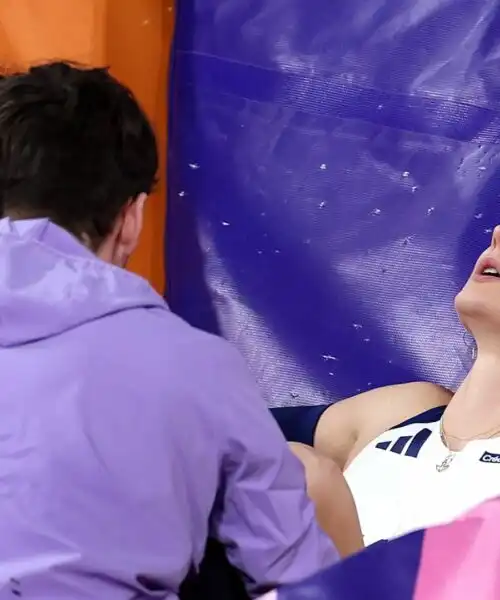 Infortunio horror: l’atleta francese ha bisogno dell’ossigeno. Foto