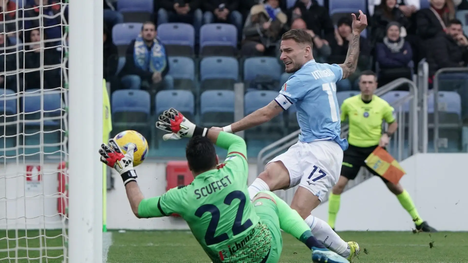 In 346 partite nella massima divisione, ha segnato 200 reti, di cui 168 con la Lazio