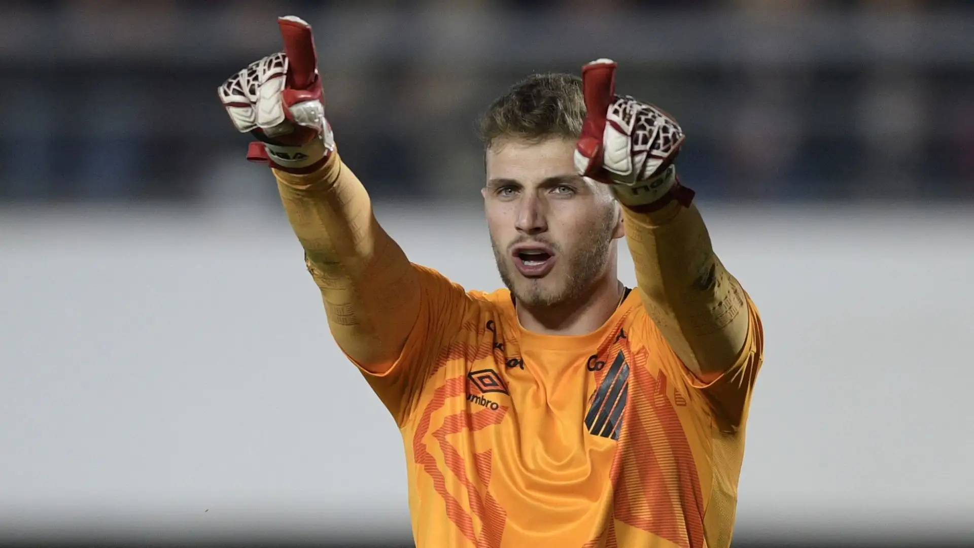 Il portiere dell’Athletico Paranaense è un classe 1999, ed è dotato di passaporto comunitario