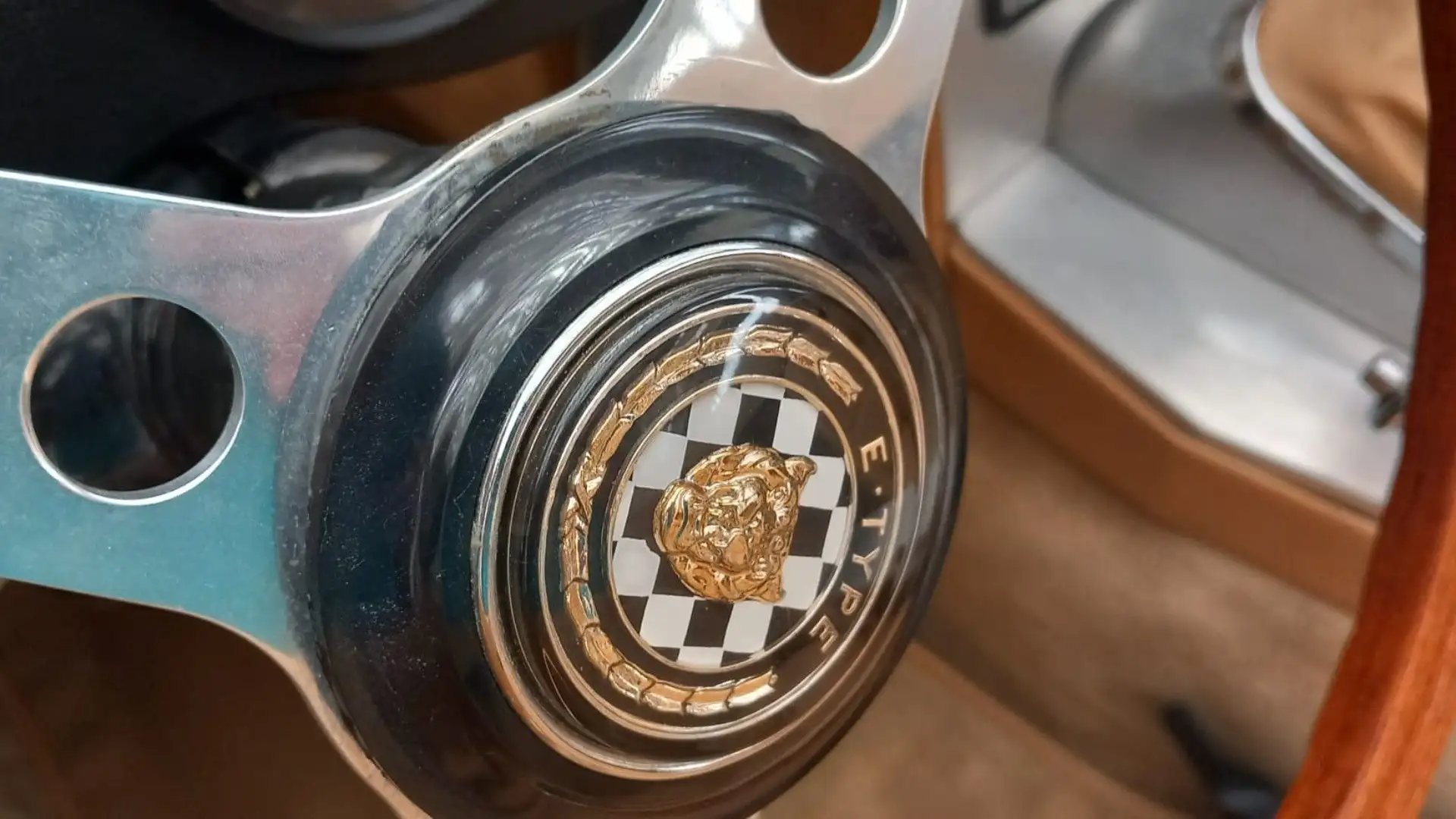 Inizialmente era denominata Jaguar XK-E o anche XKE, successivamente è subentrato Jaguar E-Type
