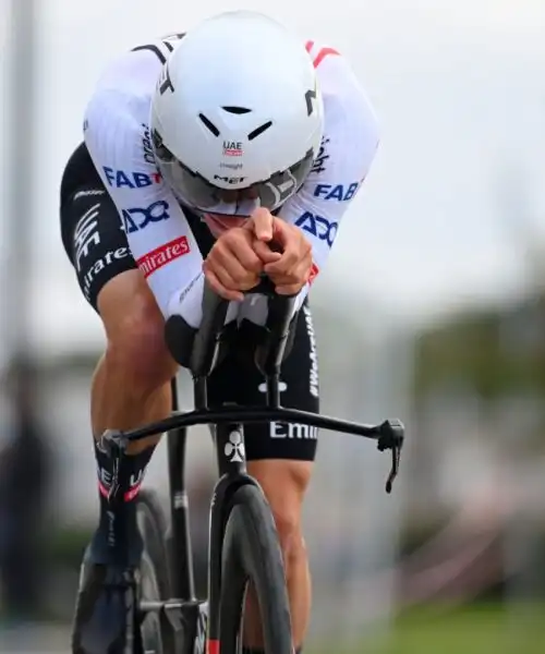 Tirreno-Adriatico, Juan Ayuso beffa Filippo Ganna nella crono d’apertura