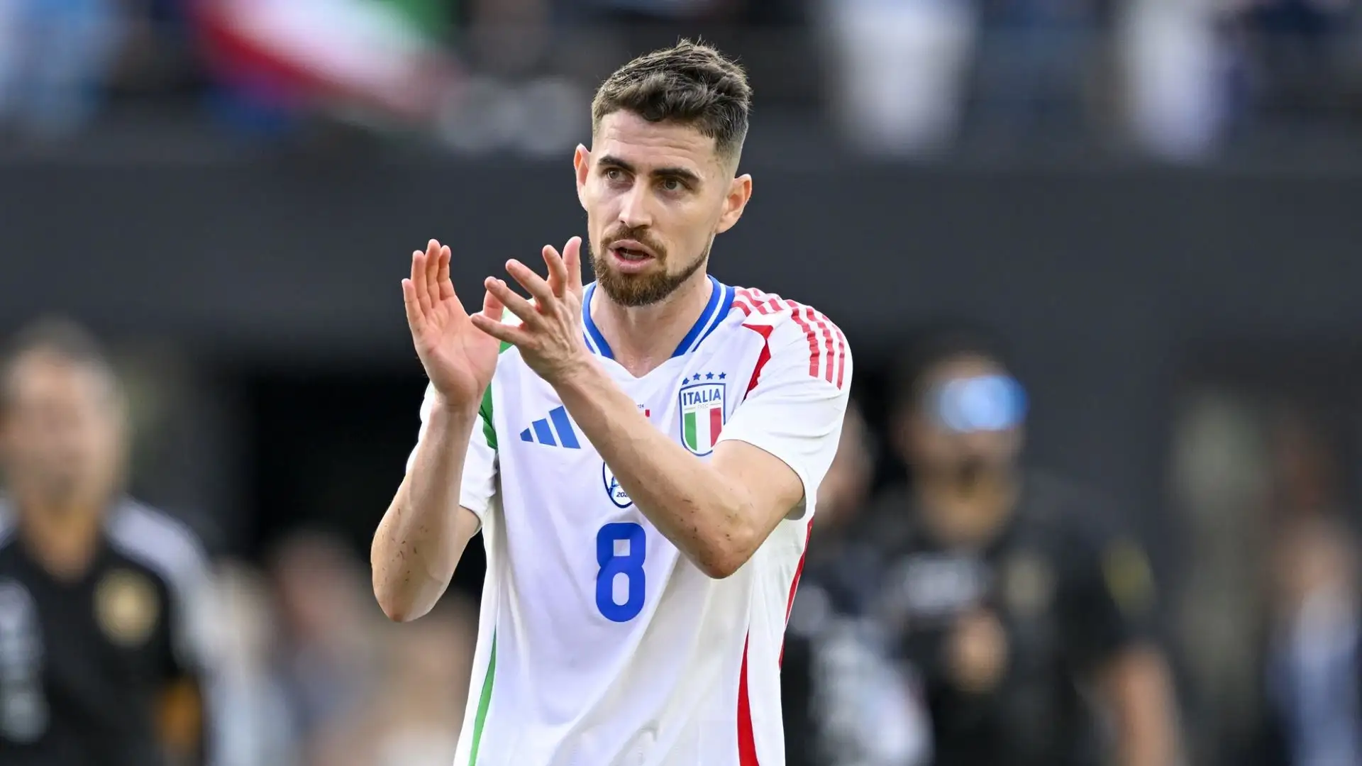 Jorginho sta aspettando l'offerta della Juventus, interessata dal possibile colpo a parametro zero