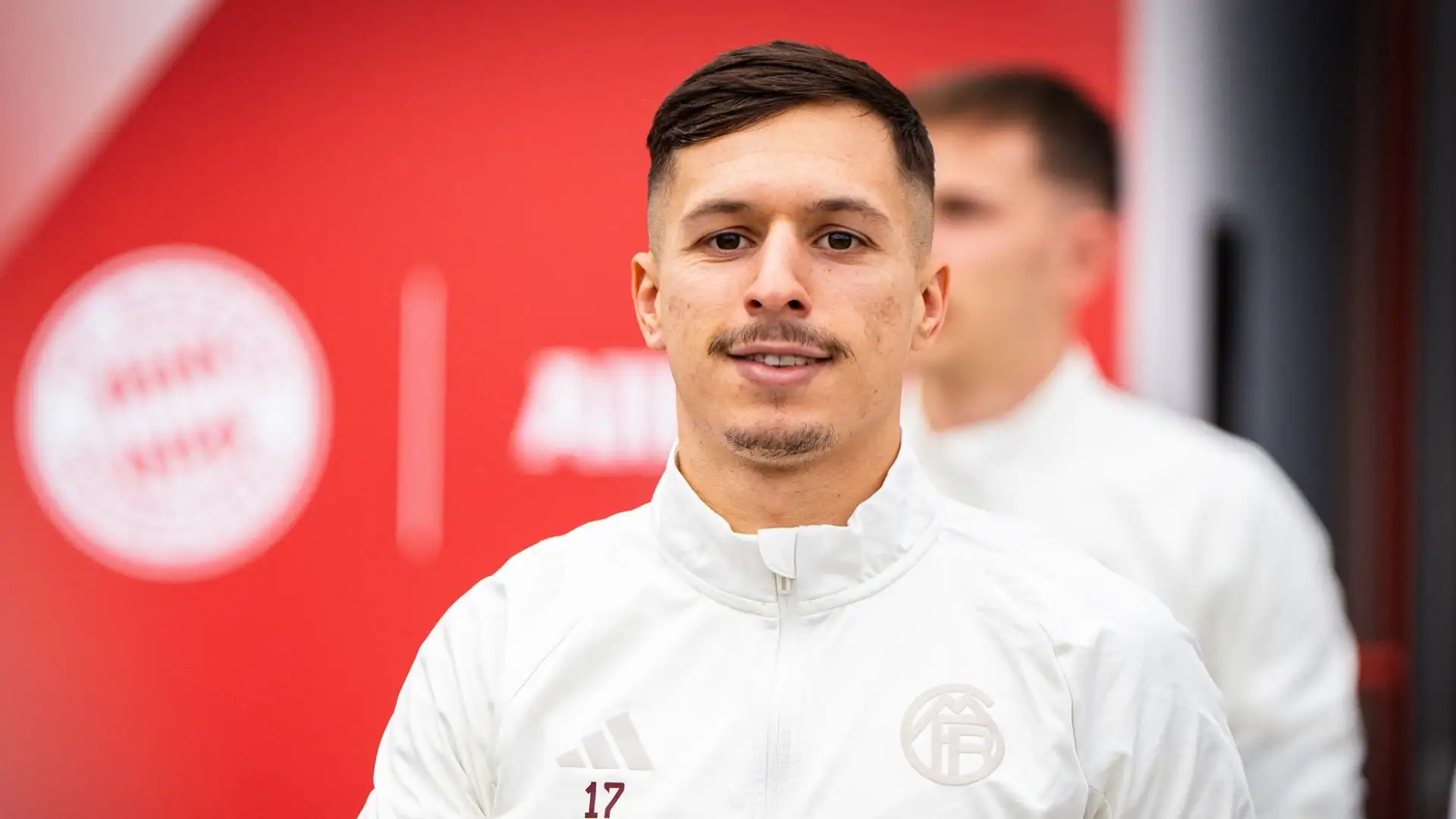 Il Bayern Monaco ha anticipato il suo arrivo a causa degli infortuni di Coman e Gnabry, ma l'ambientamento del giocatore non sta andando nel migliore dei modi