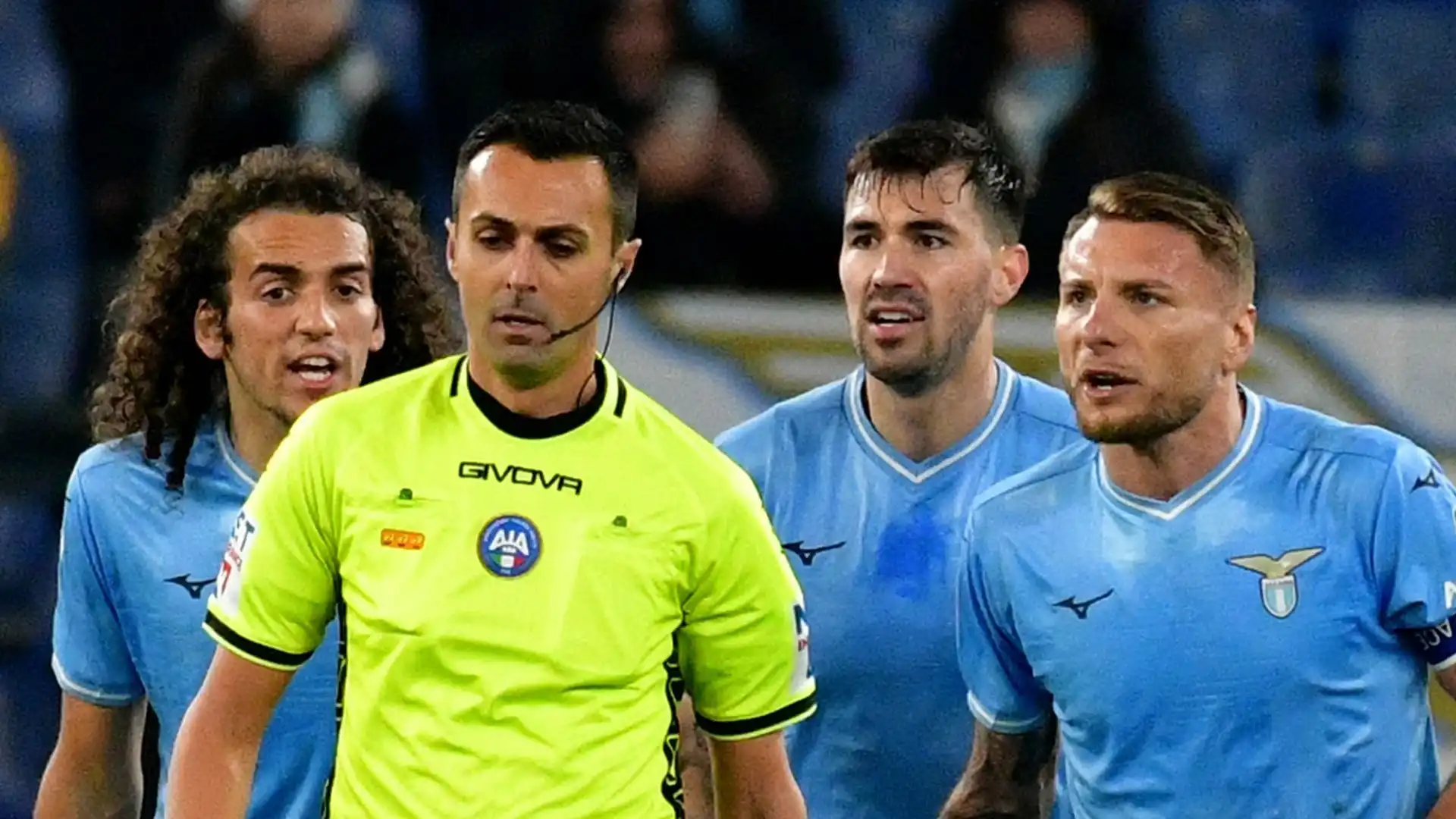 Punizione in arrivo per l'arbitro Di Bello, direttore di gara del match tra Lazio e Milan