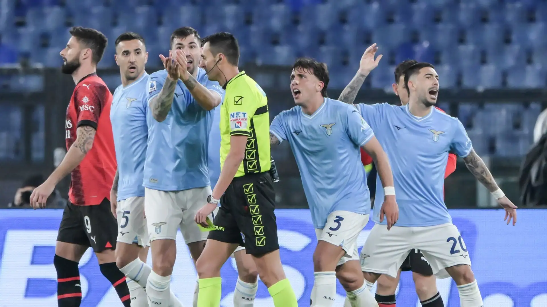 I biancocelesti hanno finito la partita in 8 uomini, con tre espulsioni