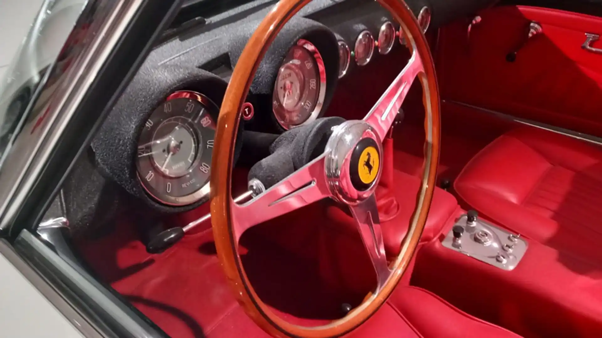 Il fascino delle Ferrari resta inalterato anche quando la livrea non è di colore rosso