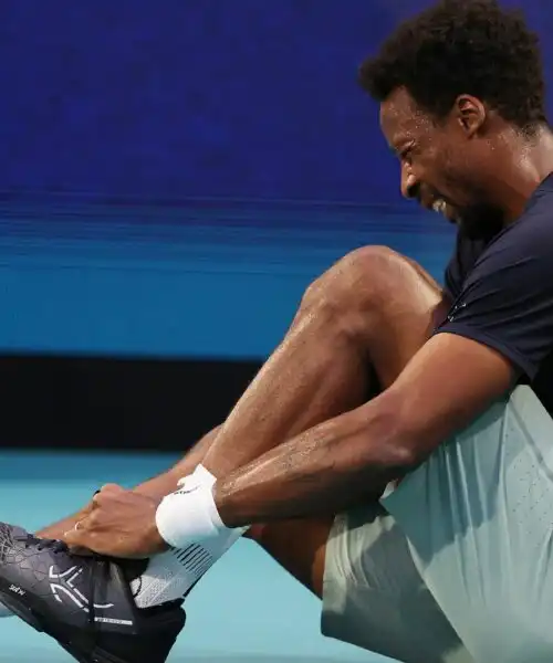 Monfils si fa male, Alcaraz lo soccorre: le foto del gesto di fair-play