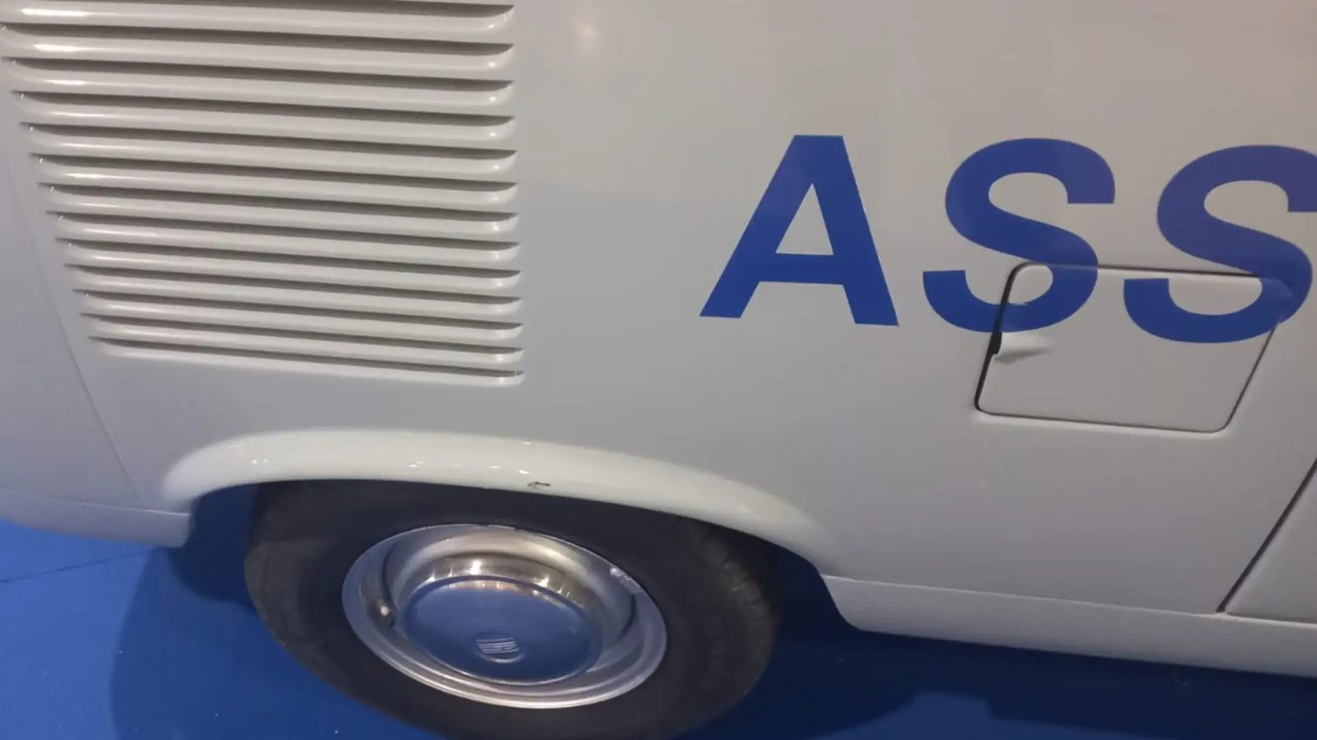 Si tratta di un furgoncino derivato da una Fiat 850