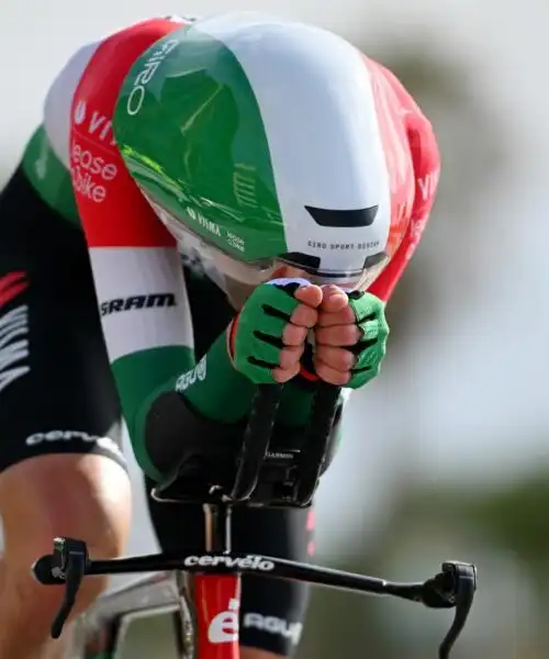 Le foto dello strano casco che fa discutere il ciclismo: ”E’ legale?”