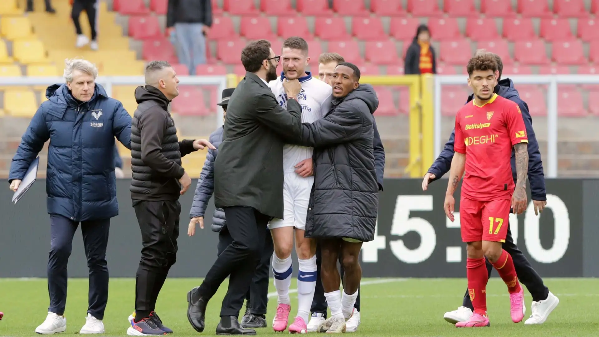 D'Aversa ha colpito con una testata l'attaccante scaligero Henry