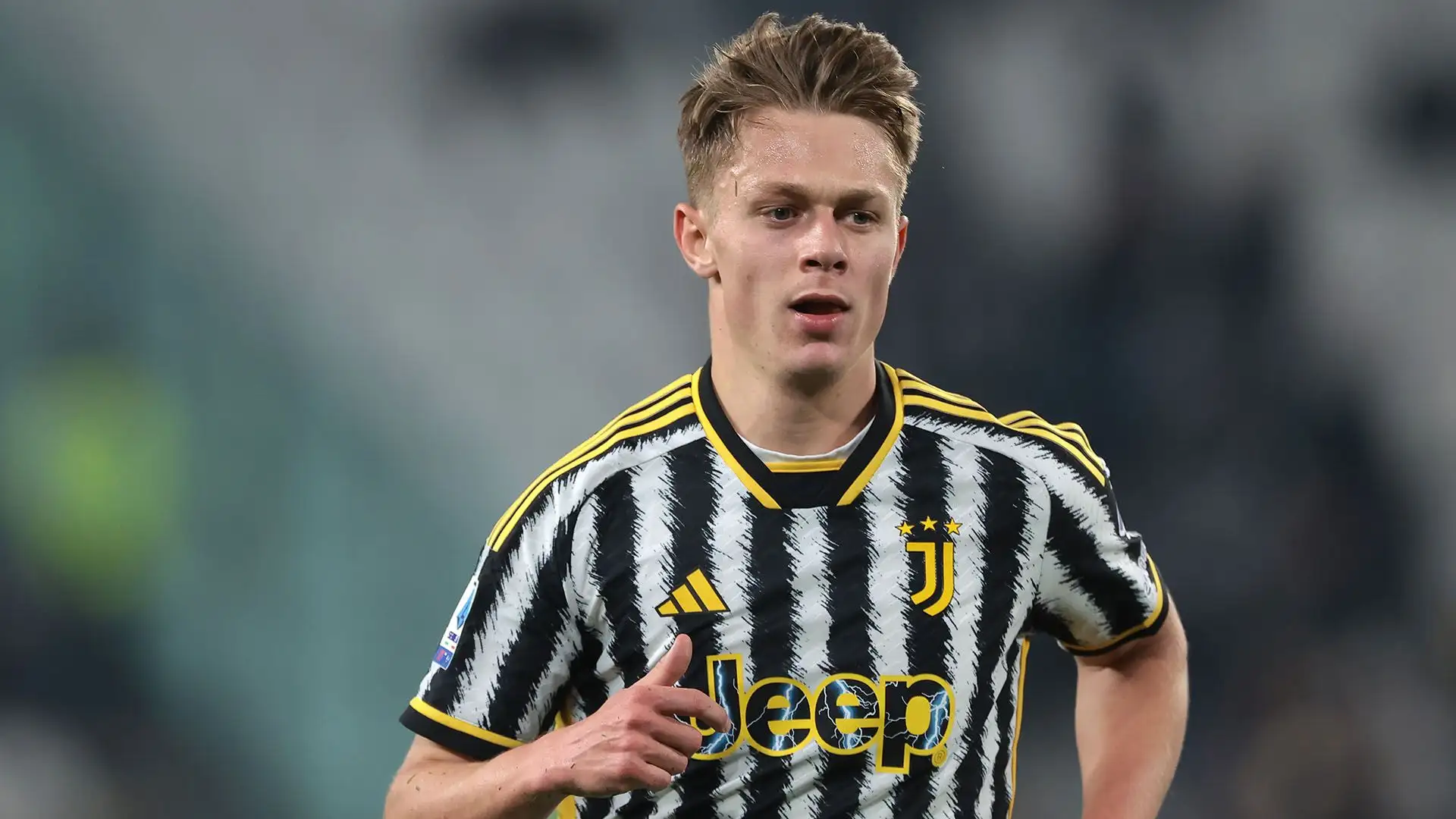 Nicolussi Caviglia è cresciuto nella Juventus e ha giocato in prestito al Perugia, al Parma, al Südtirol e alla Salernitana