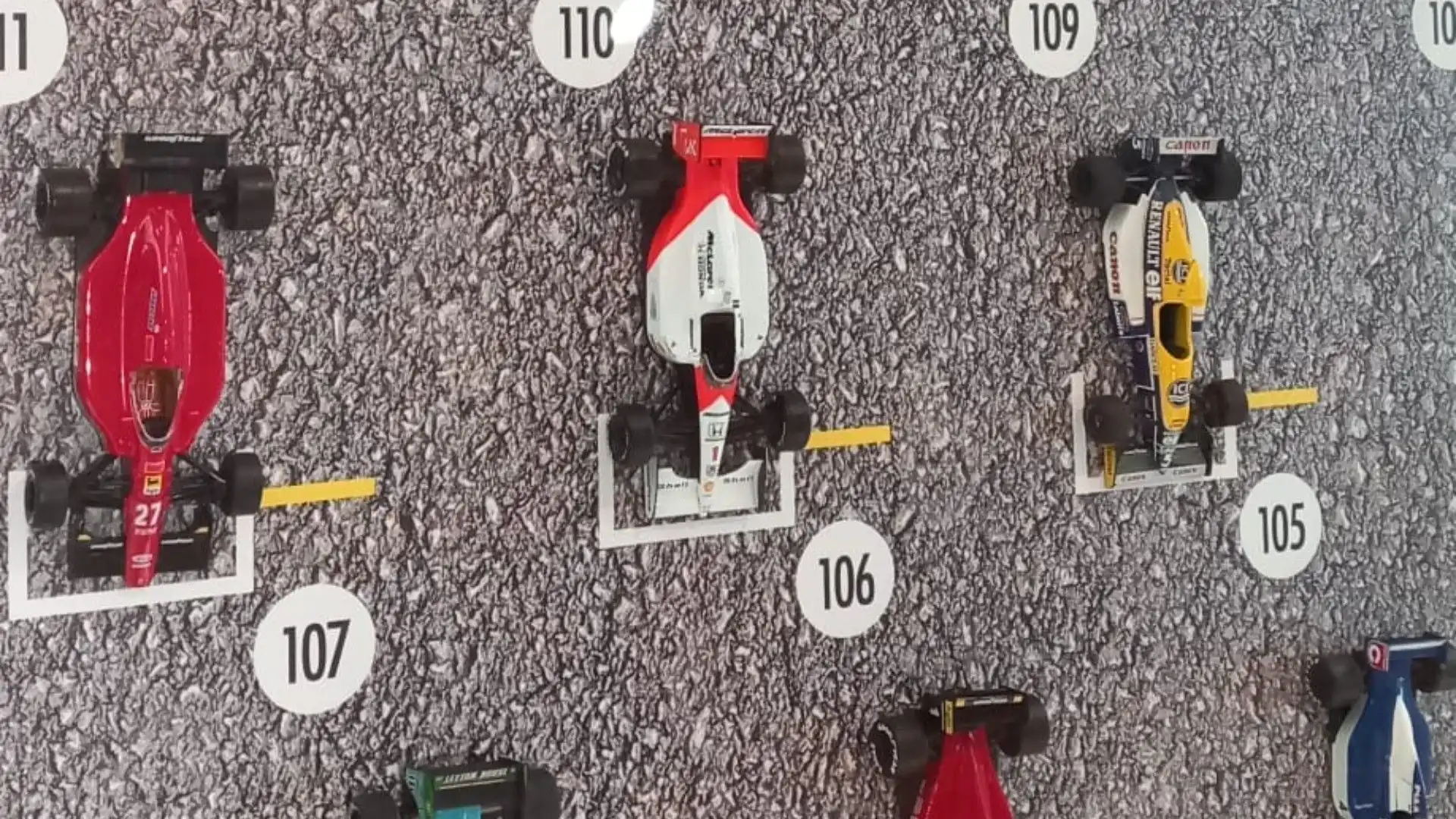 Una splendida collezione di macchinine sta facendo bella mostra di sé