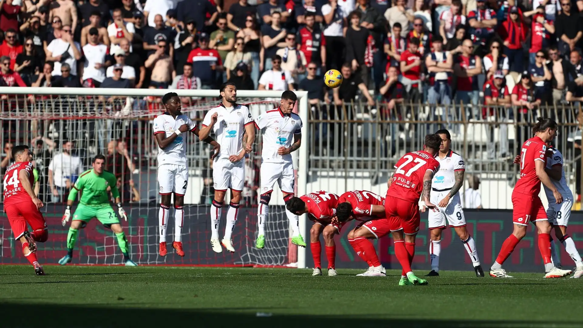 L'ex talento del Milan ha deciso il match al 42' con una splendida punizione