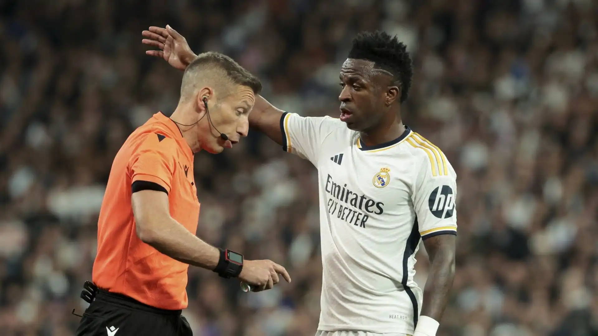 L'arbitro Davide Massa e il quarto uomo Marco Di Bello sono finiti nel mirino dopo la partita di Champions League tra Real e Lipsia
