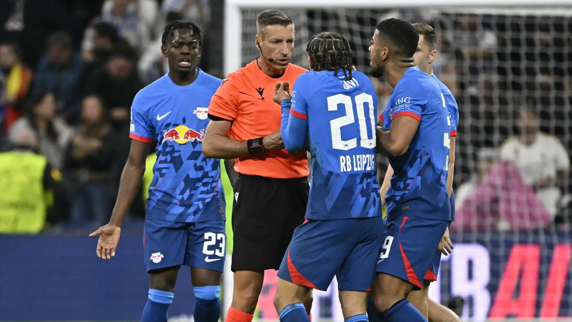 La squadra arbitrale italiana è stata criticata per l'arbitraggio della sfida di ritorno dell'ottavo di finale di Champions League