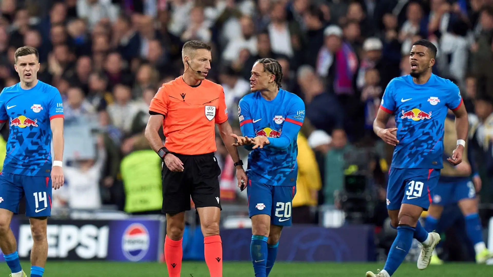 Anche Di Bello è stato criticato perché ha visto bene l'episodio ma non ha richiamato l'arbitro, come non l'ha fatto lo stesso Var (Irrati)