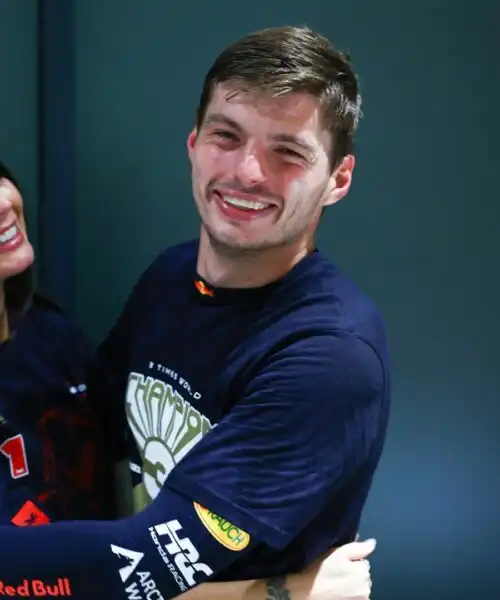 Kelly Piquet non c’è: Max Verstappen fa il babysitter. Foto