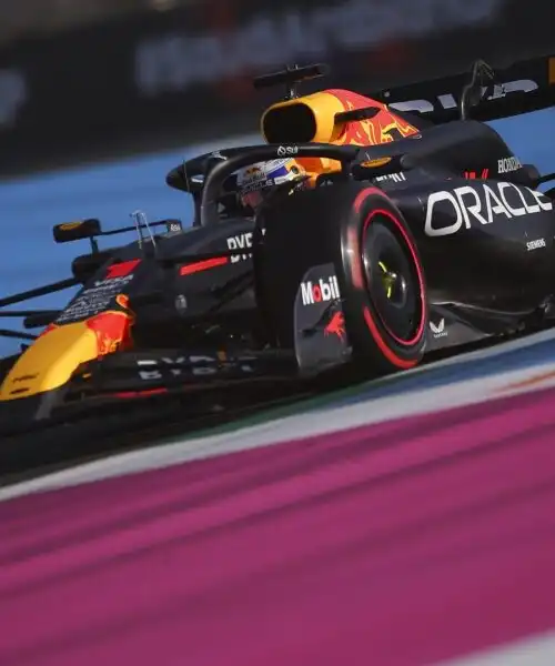 Max Verstappen davanti alla Ferrari di Charles Leclerc nelle ultime libere di Jeddah