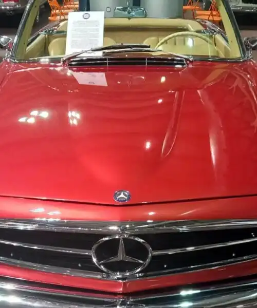 Mercedes 280 SL, auto che manda in estasi: le foto