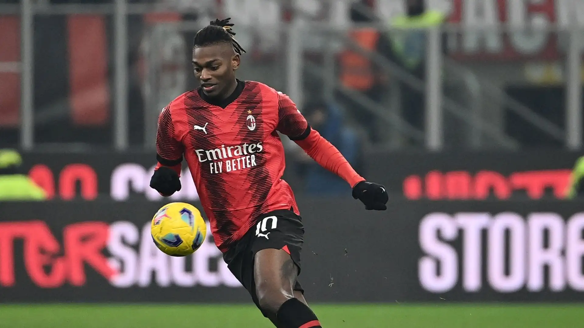 Il Milan vuole trattenere Leao, ma se davvero arrivasse un'offerta come quella del Manchester City tutto sarebbe possibile