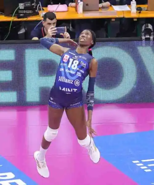 Paola Egonu, che spavento in gara-1 dei quarti di finale dei playoff: le foto