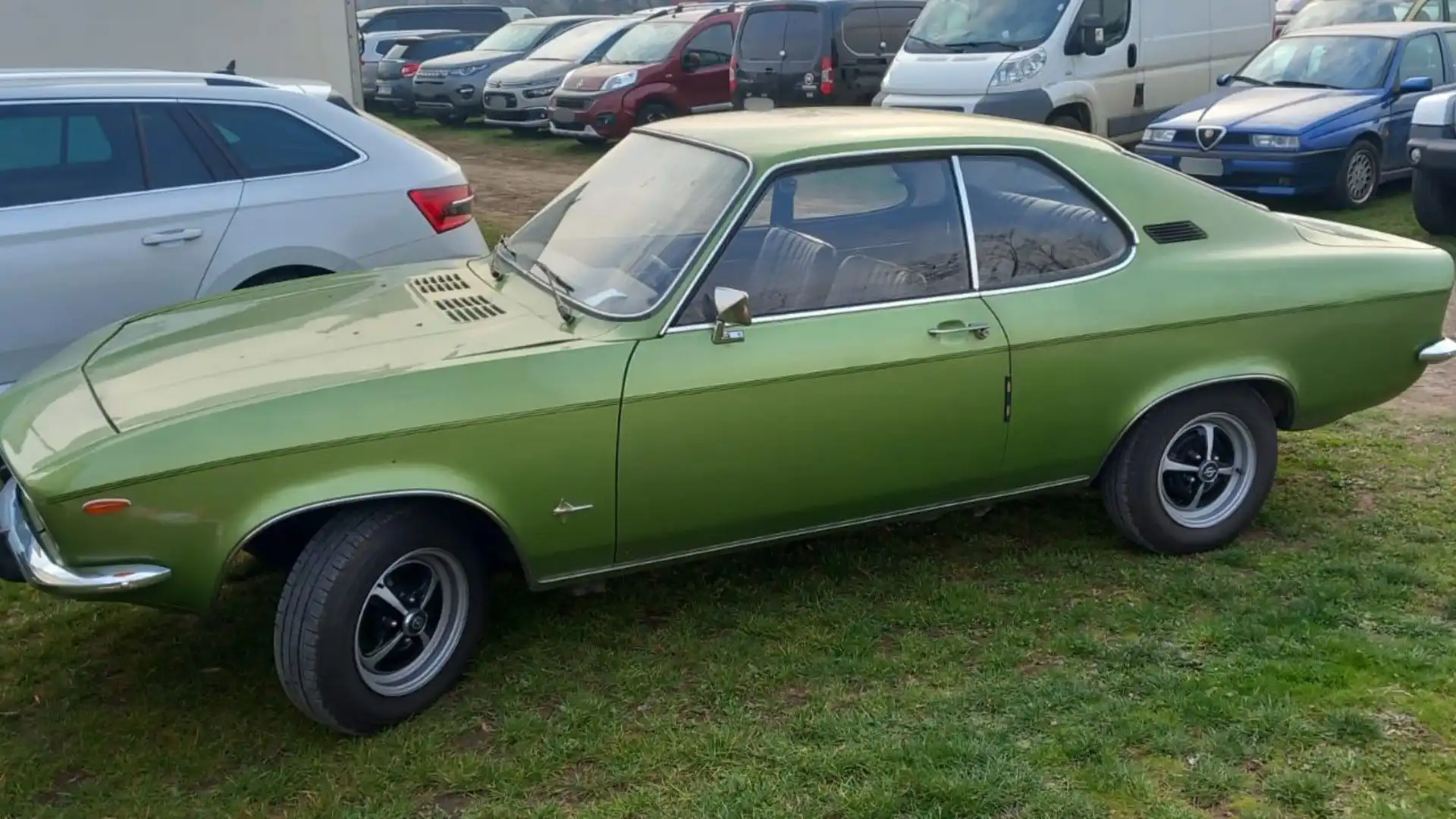 Una Opel Manta non passa mai inosservata