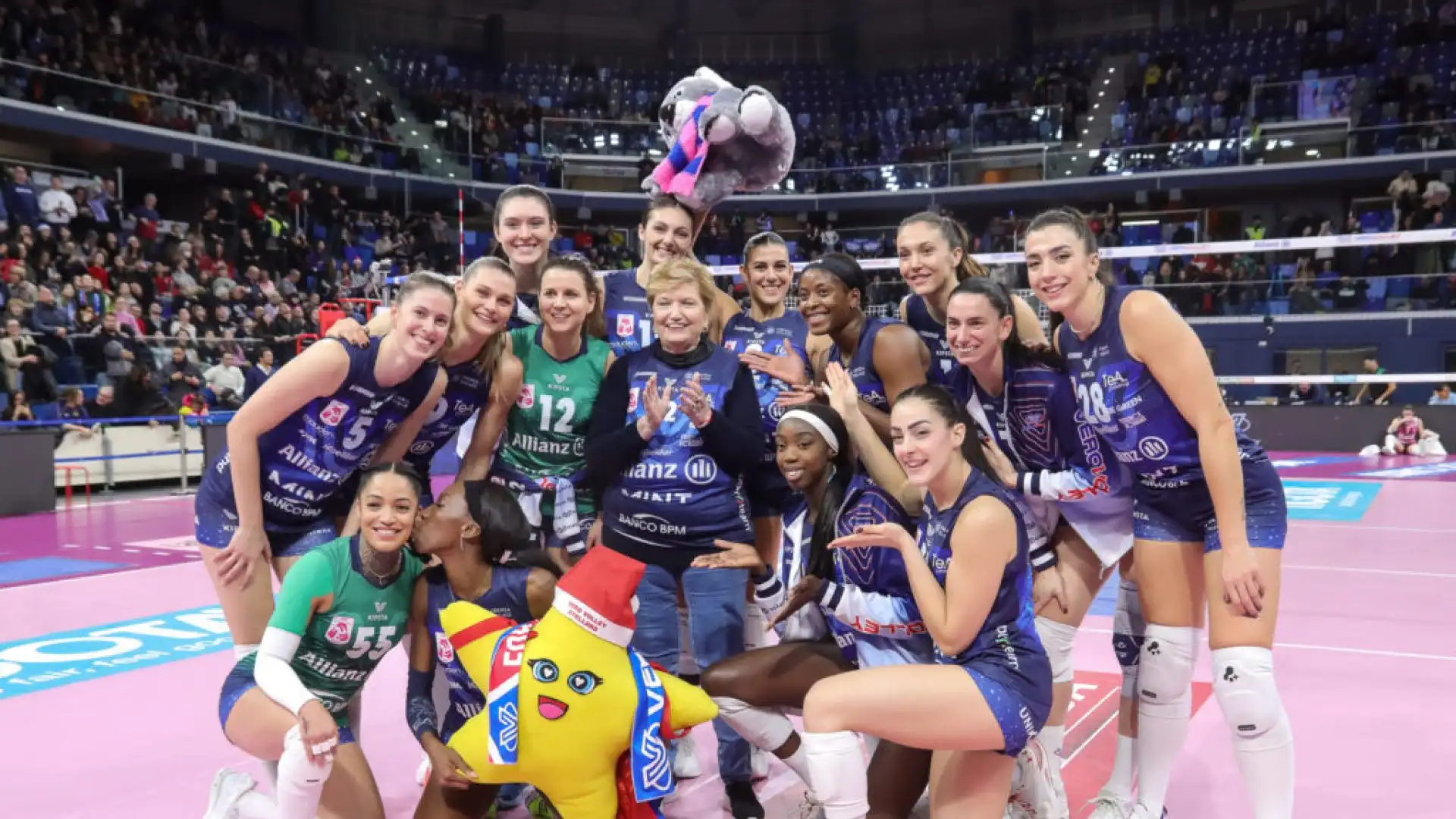 Mara Maionchi a fine partita è scesa in campo con tanto di maglia.