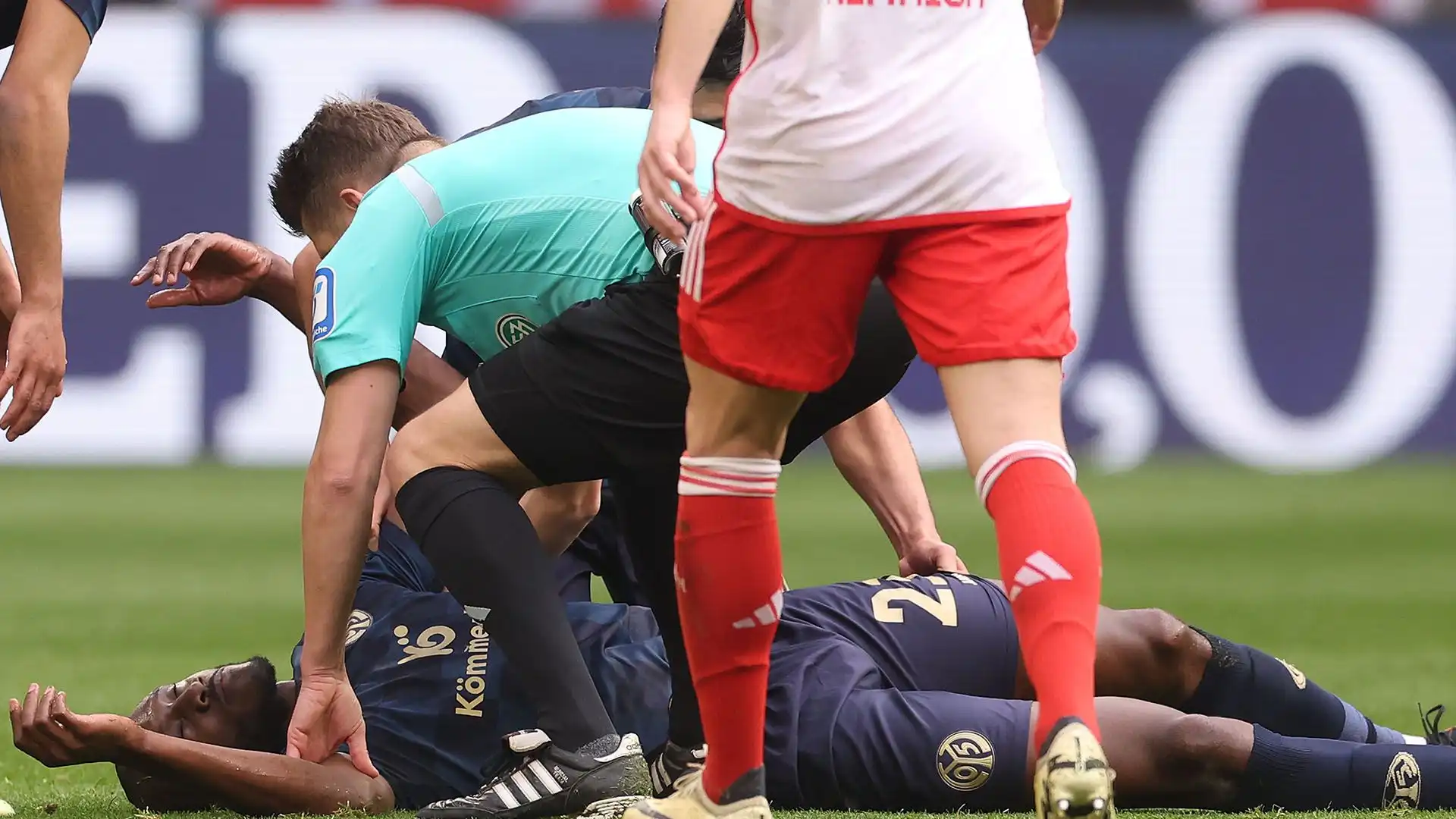 Grande spavento e atto eroico dell'arbitro durante la partita tra Bayern Monaco e Mainz 05