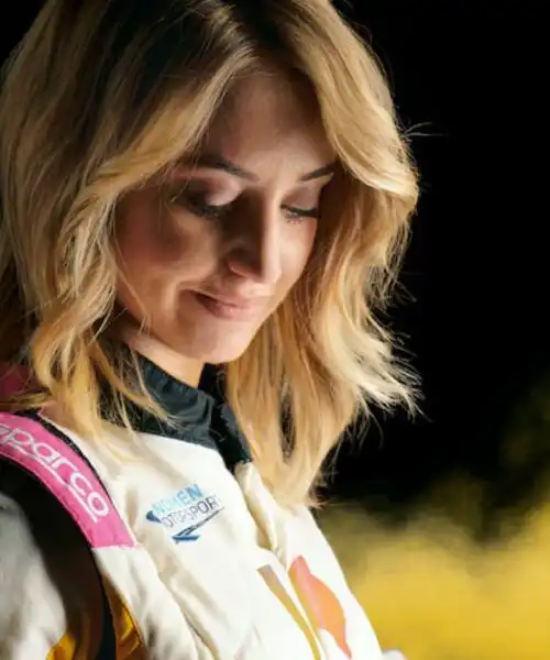 La donna dell’anno è la pilota di rally che batte gli uomini (e la sua malattia): le foto