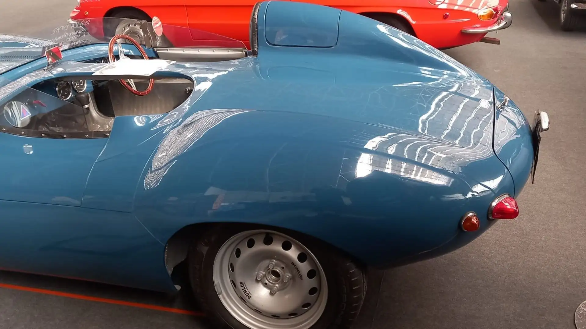 E' una biposto scoperta con carrozzeria aerodinamica