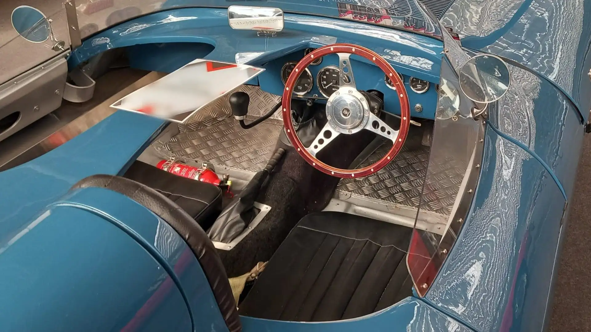 Ha fatto il suo debutto alla 24 Ore di Le Mans del 1954