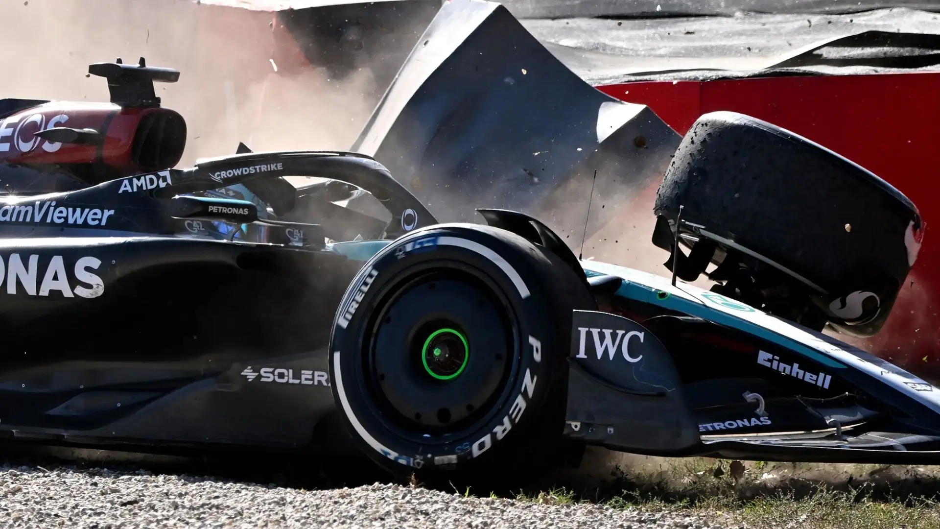 La sua monoposto si è schiantata contro la barriera, poi è carambolata in pista