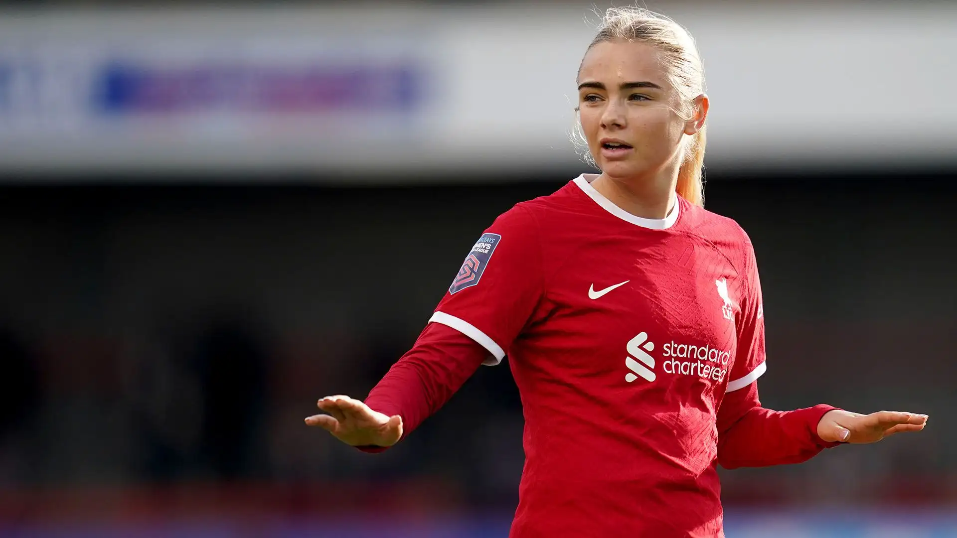 Ha iniziato la sua carriera da professionista con l'Aalborg BK
