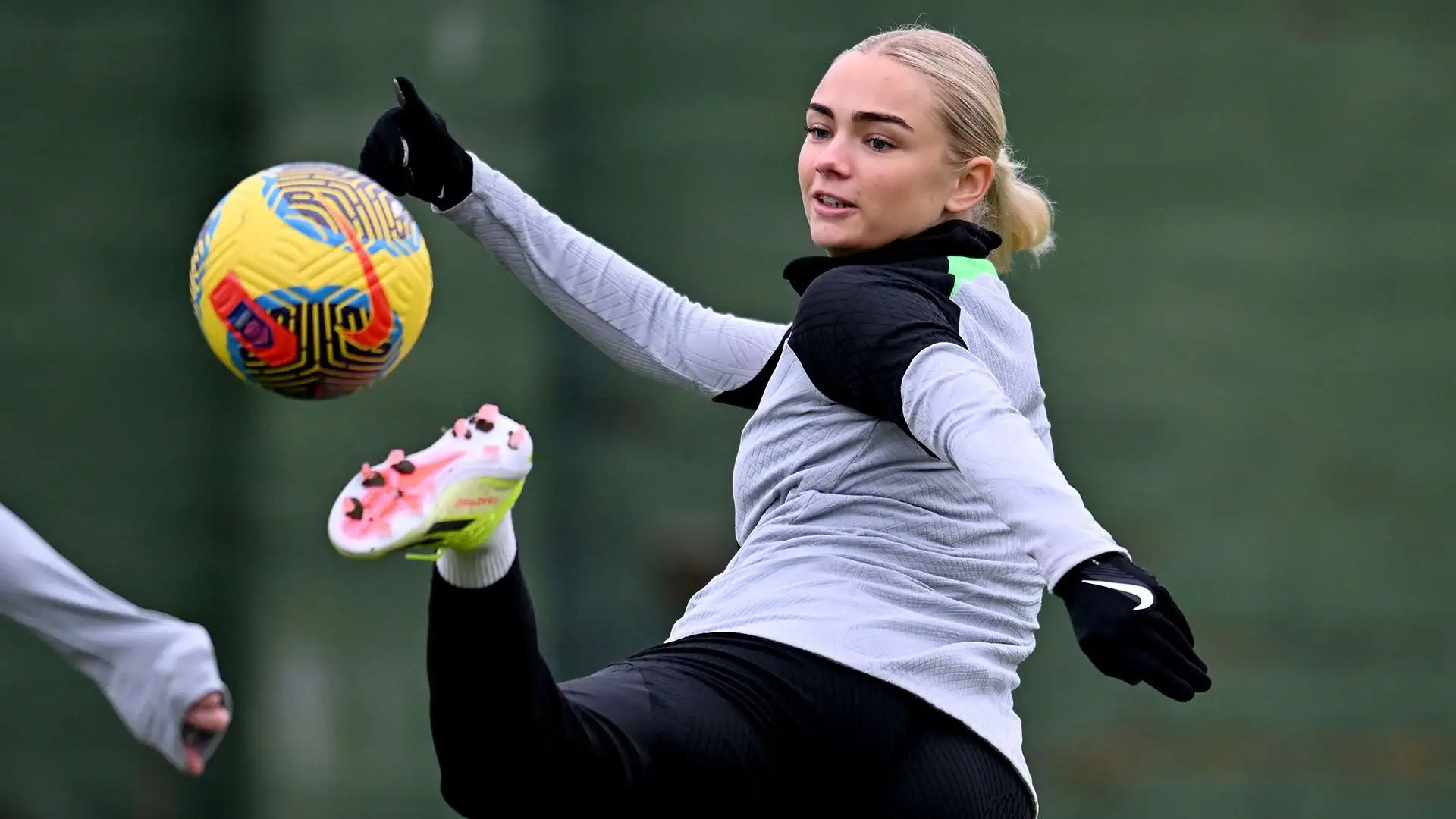 Ha iniziato a giocare a calcio già da bambina, mostrando un grande potenziale
