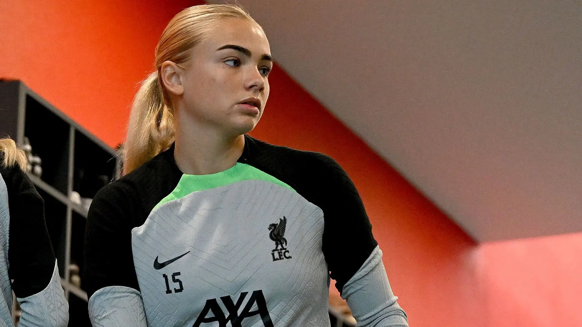 Indossa la maglia numero 15 con il club inglese
