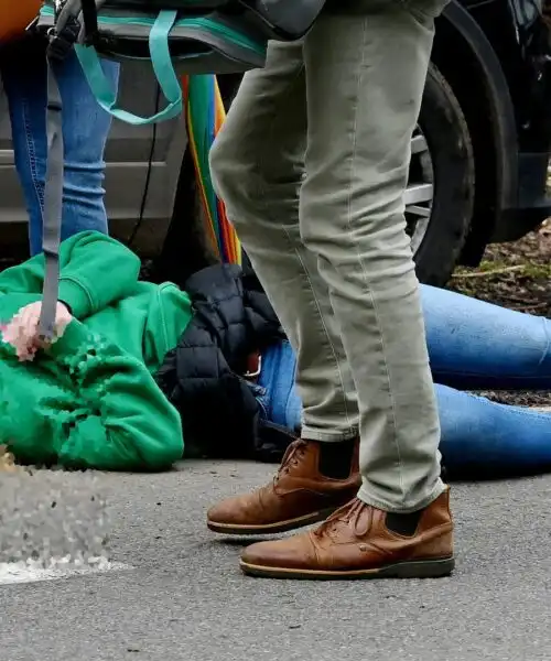 Spettatrice investita: le foto del brutto episodio al Giro delle Fiandre