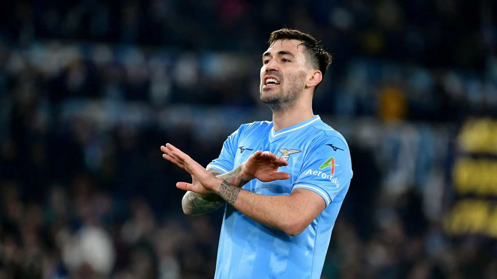 Tifosi del Milan scatenati contro l'ex capitano Alessio Romagnoli al termine della partita dell'Olimpico
