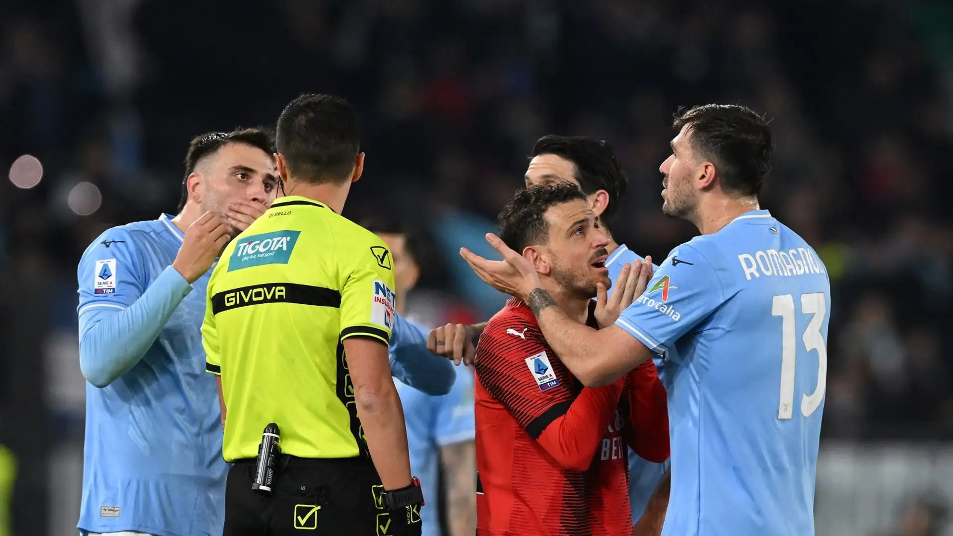 Sui social i tifosi milanisti si sono scagliati contro il loro ex capitano