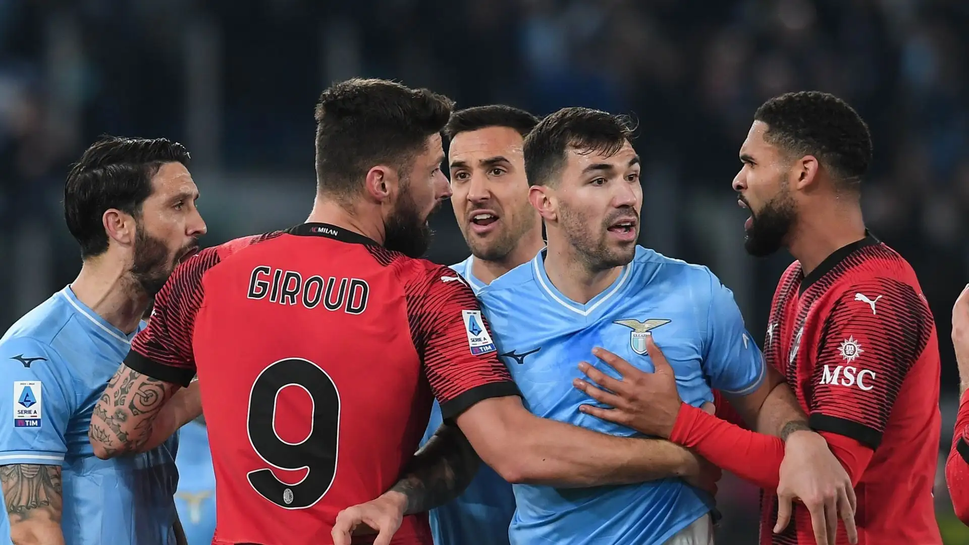 "E pensare che abbiamo fatto alzare lo scudetto a un elemento come lui", "Da noi faceva il timido con l'arbitro, adesso gli urla in faccia", "Solo grazie a noi hai vinto miracolato", "Scandalosi erano i 6 milioni che ti davamo" sono i pochi commenti pubblicabili