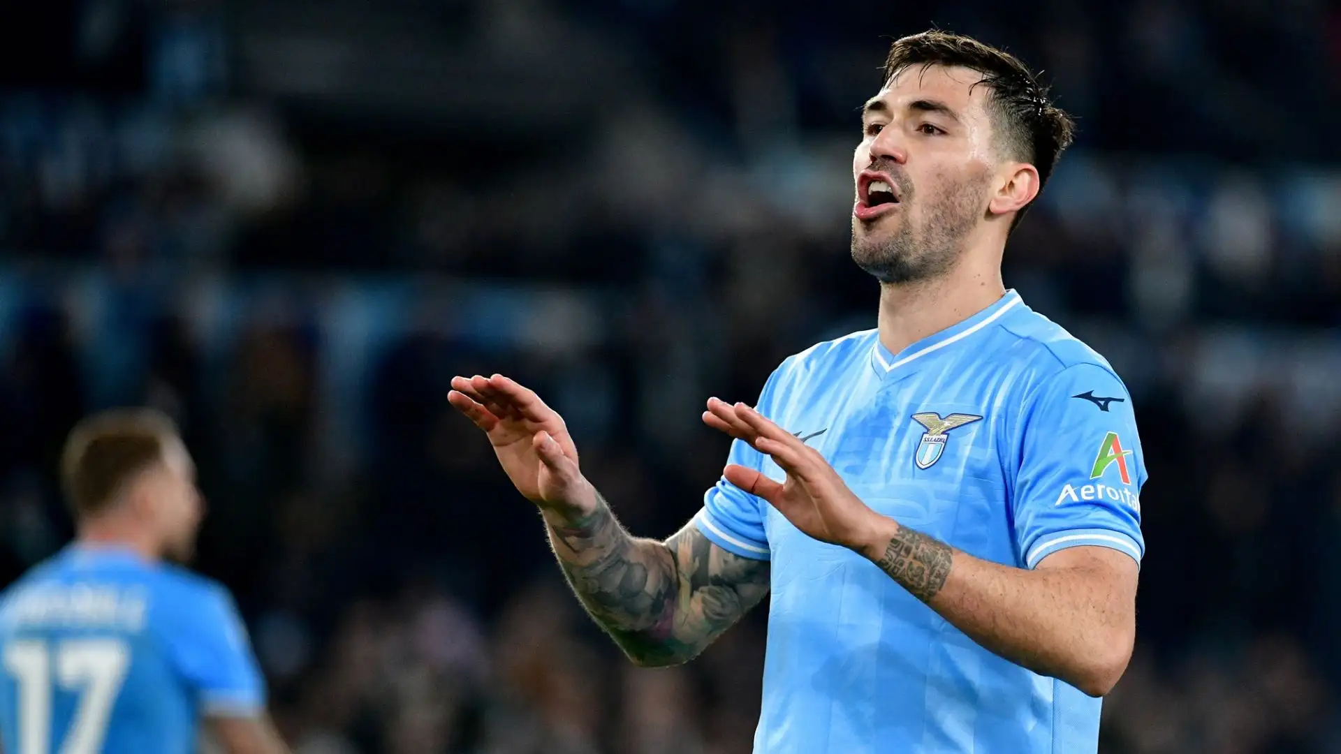 "Scandalosi, scandalosi, scandalosi", ha urlato Romagnoli, gesticolando verso la Curva Nord