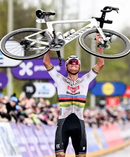 Mathieu Van der Poel trionfa al Giro delle Fiandre