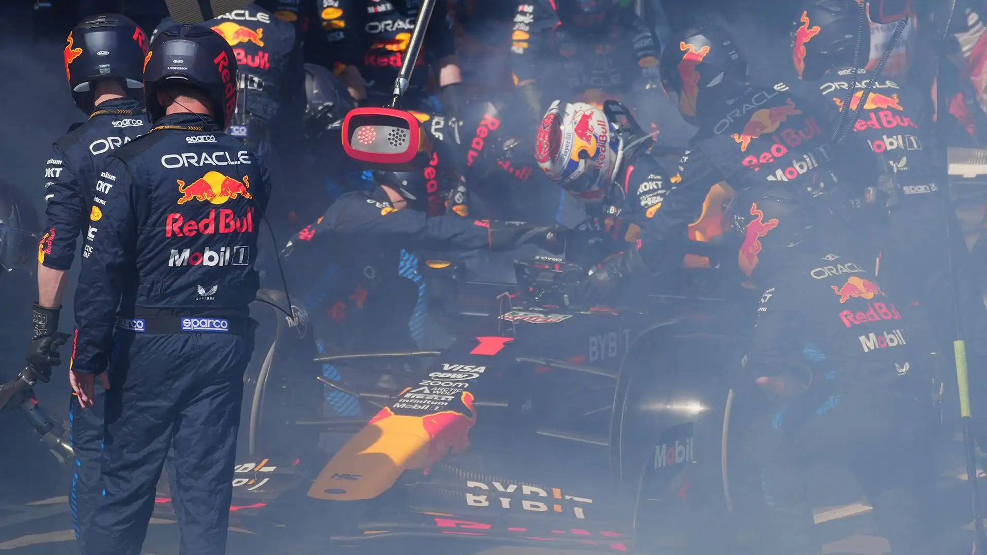 Altre fonti invece discolpano i freni Brembo e puntano il dito su un possibile problema idraulico della monoposto di Verstappen