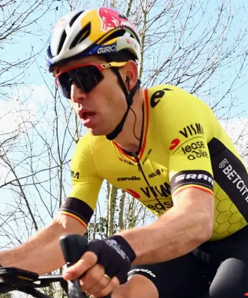 Wout van Aert cade e si frattura una clavicola