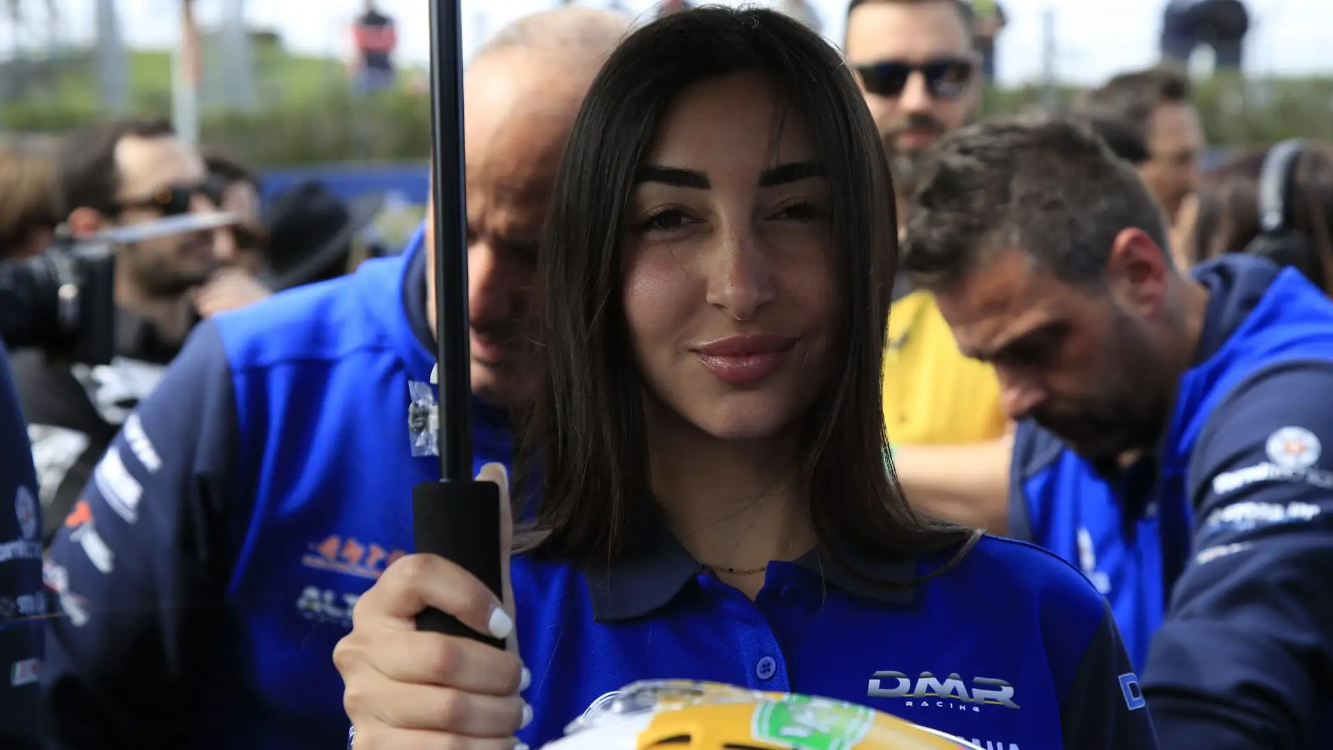 Per esempio espongono cartelli con informazioni come il numero di gara e il nome del concorrente